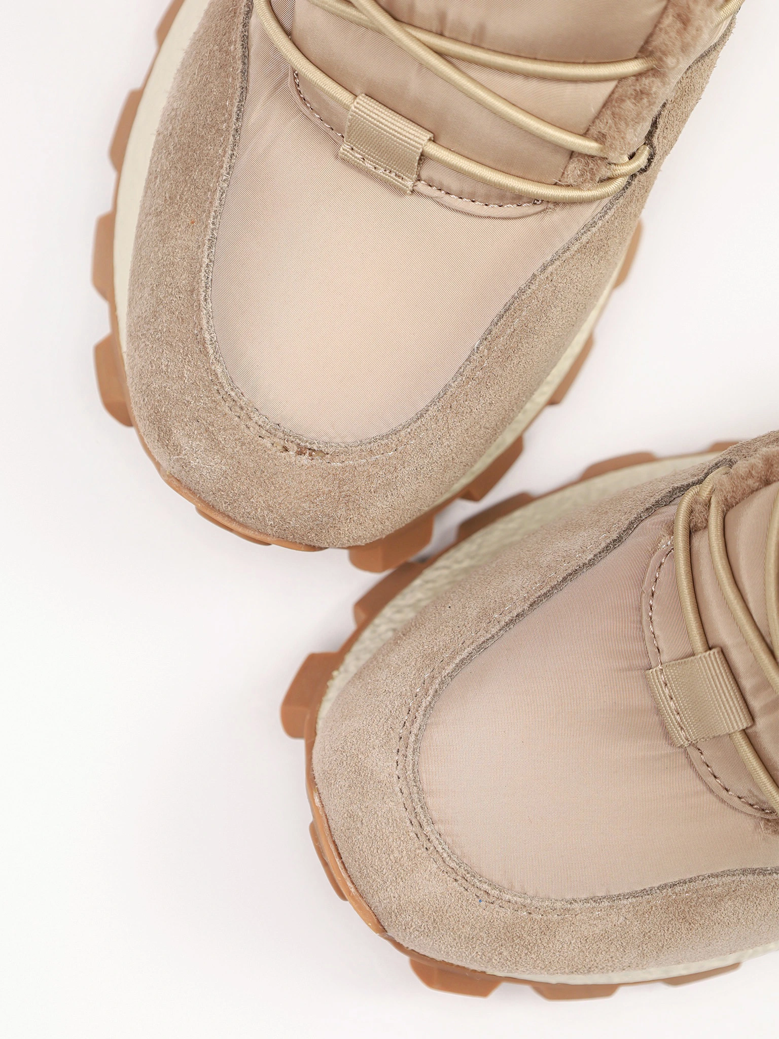 Кроссовки комбинированные бежевого цвета на рельефной подошве